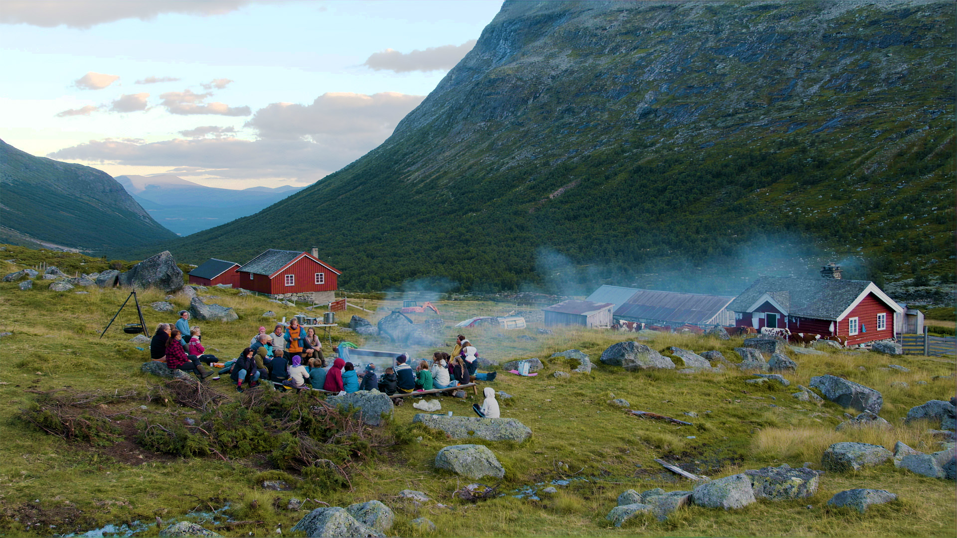 Sosial samling rundt bålet på Sparstadstølen i Valdres